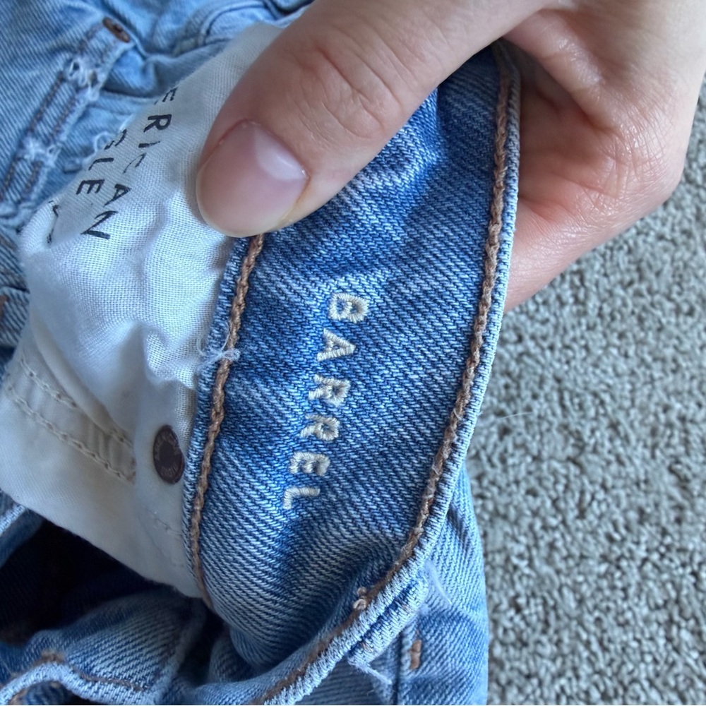 American Eagle Light Wash Barrel Jeans Size 0 - Picture 6 of 9